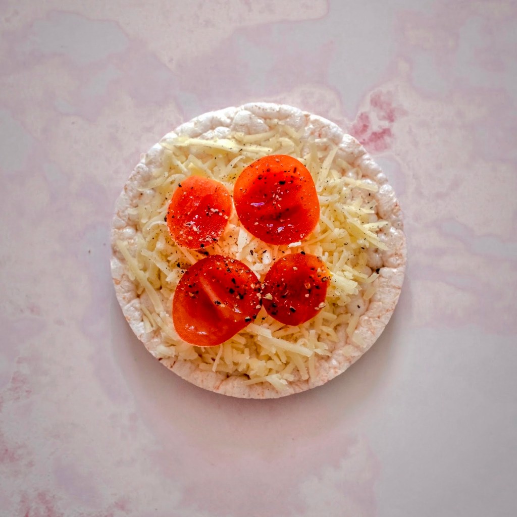 Cheddar-cheese-and-tomatoes-rice-cake-topping
