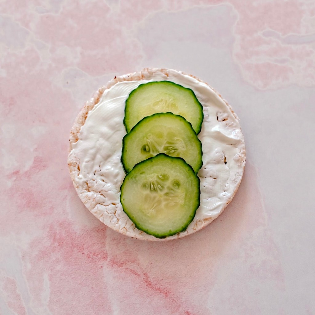 Cheese-spread-and-cucumber-rice-cake-topping