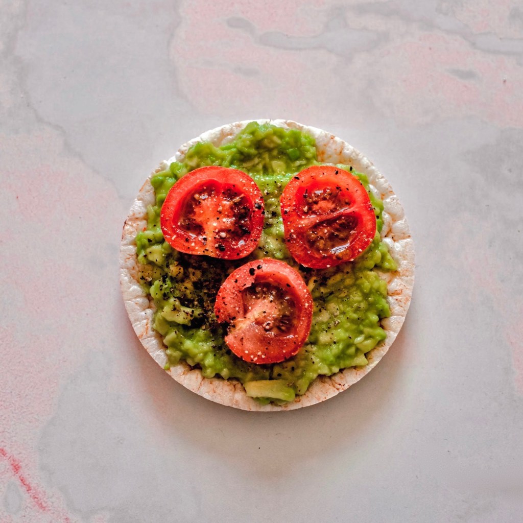 Smashed-avocado-and-tomatoes-rice-cake-topping