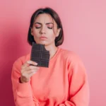 چه کسانی نباید شکلات تلخ بخورند